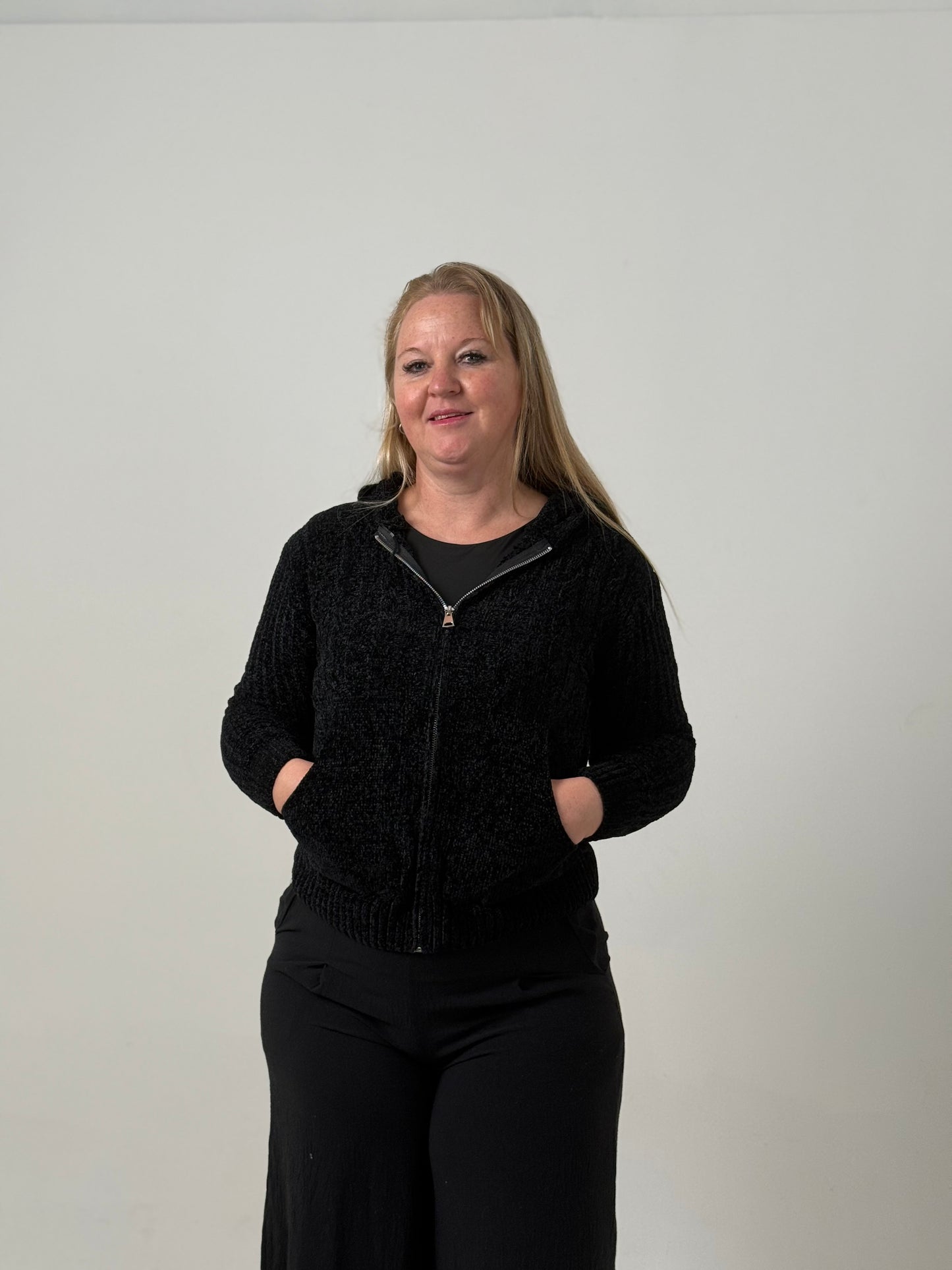 Campera Tejida con Capucha en Tono Negro – Abrigada y Versátil