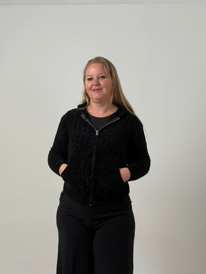 Campera Tejida con Capucha en Tono Negro – Abrigada y Versátil