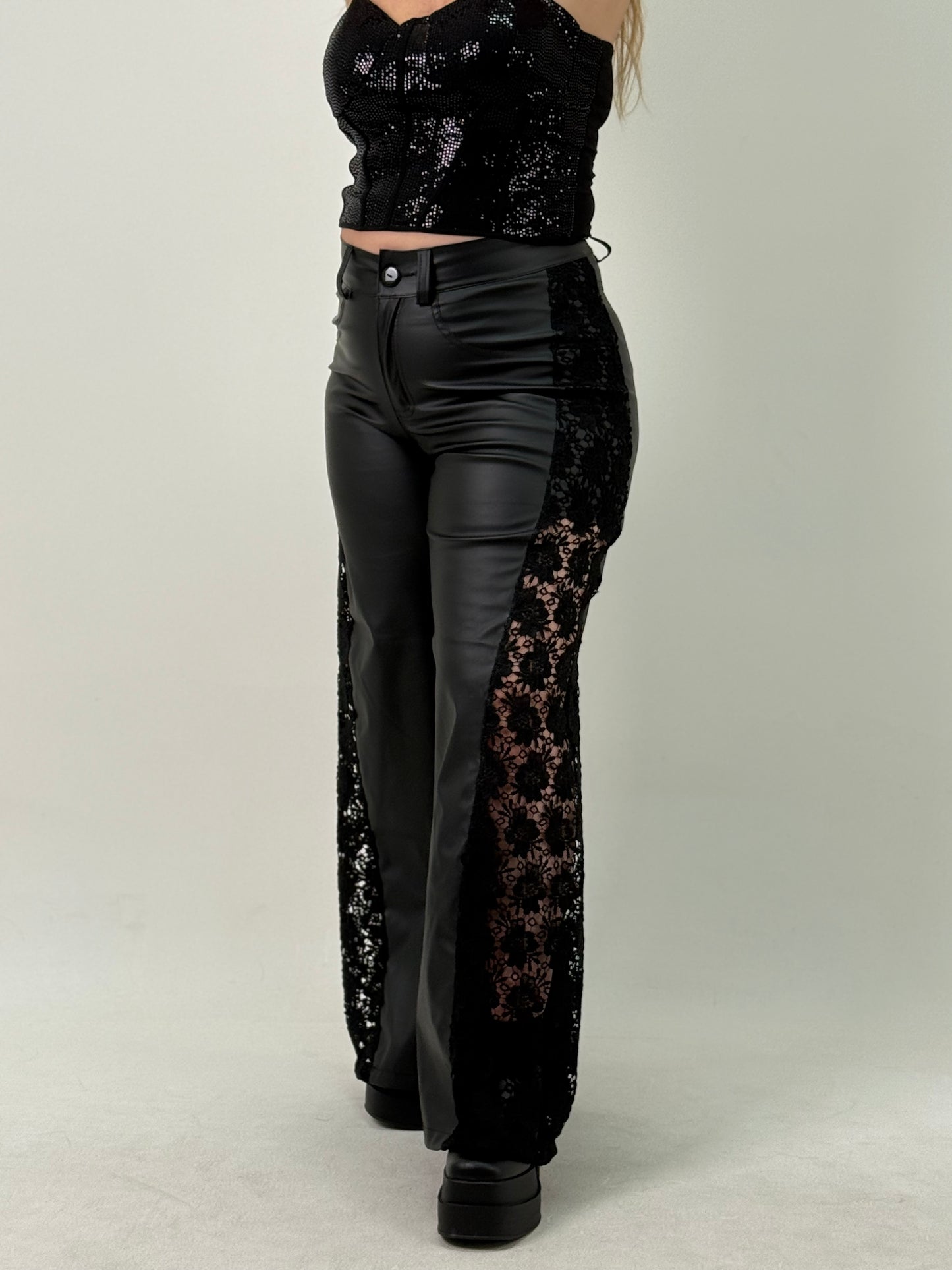 Pantalón de Cuero y Encaje