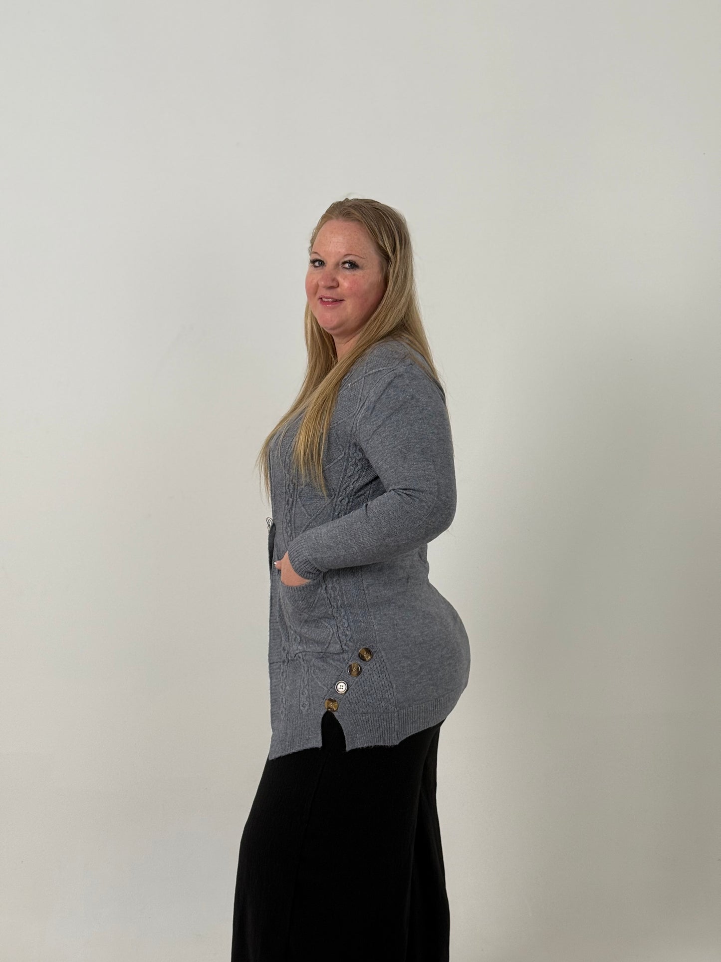 Cardigan Tejido Gris Clásico con Bolsillos – Elegancia y Confort