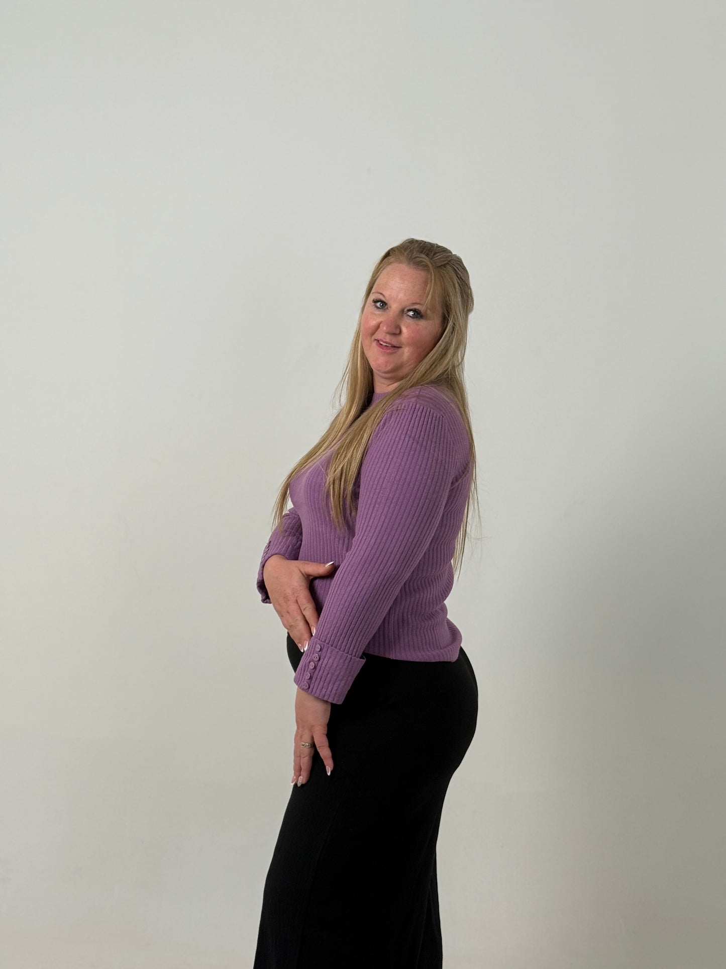 Sweater Tejido Morley en Tono Violeta – Básico Elegante y Versátil
