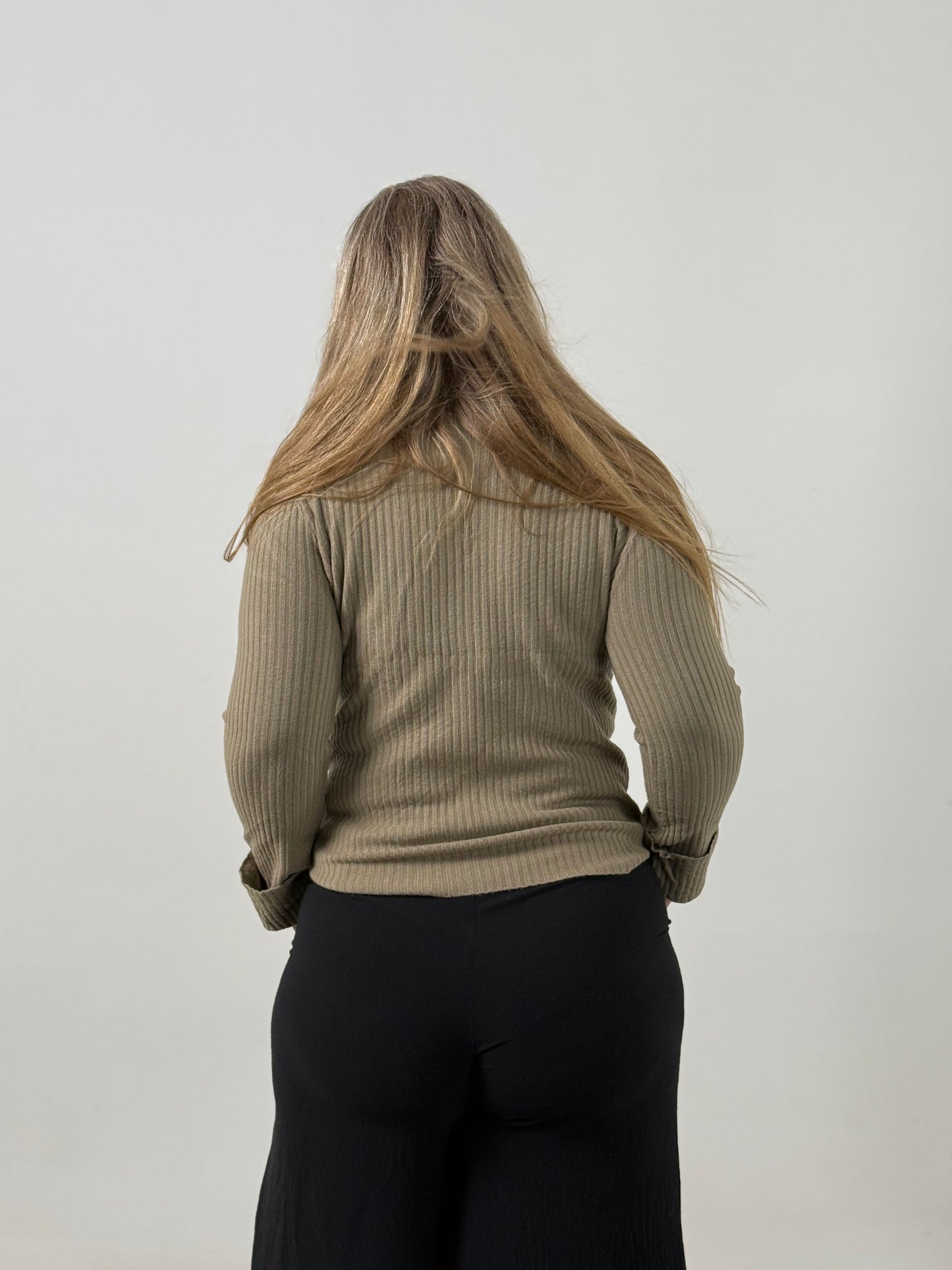 Sweater Tejido Morley en Tono Verde Oliva – Básico Elegante y Versátil