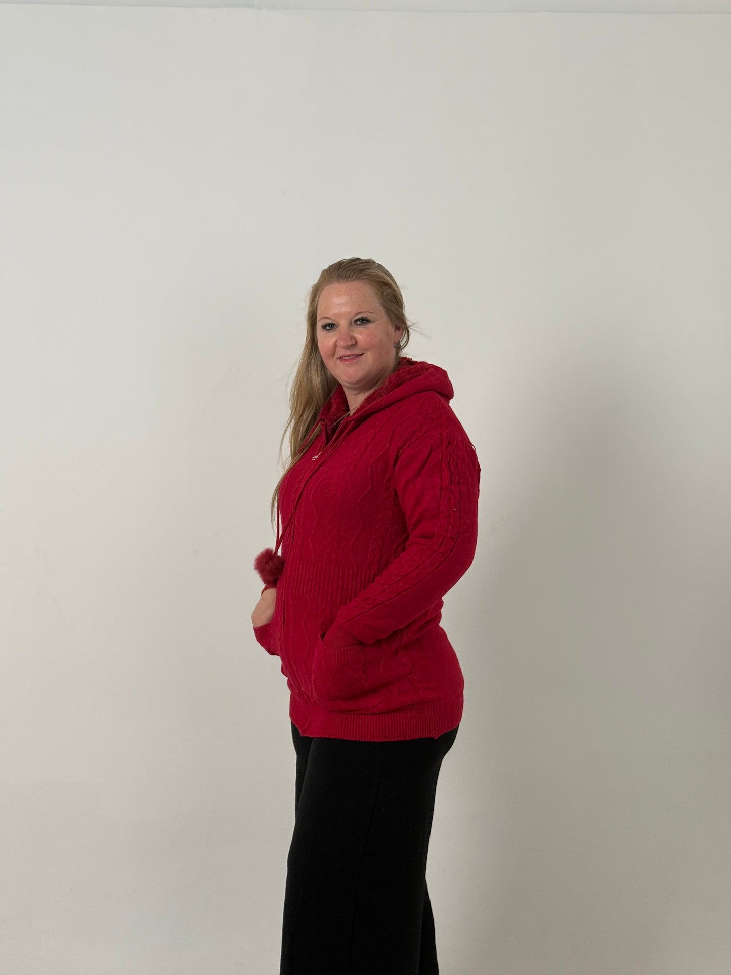 Campera Tejida Roja con Cierre y Capucha – Cómoda y Abrigada