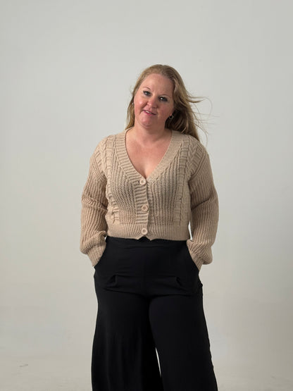 Cardigan Crop Tejido con Botones – Moderno y Súper Canchero