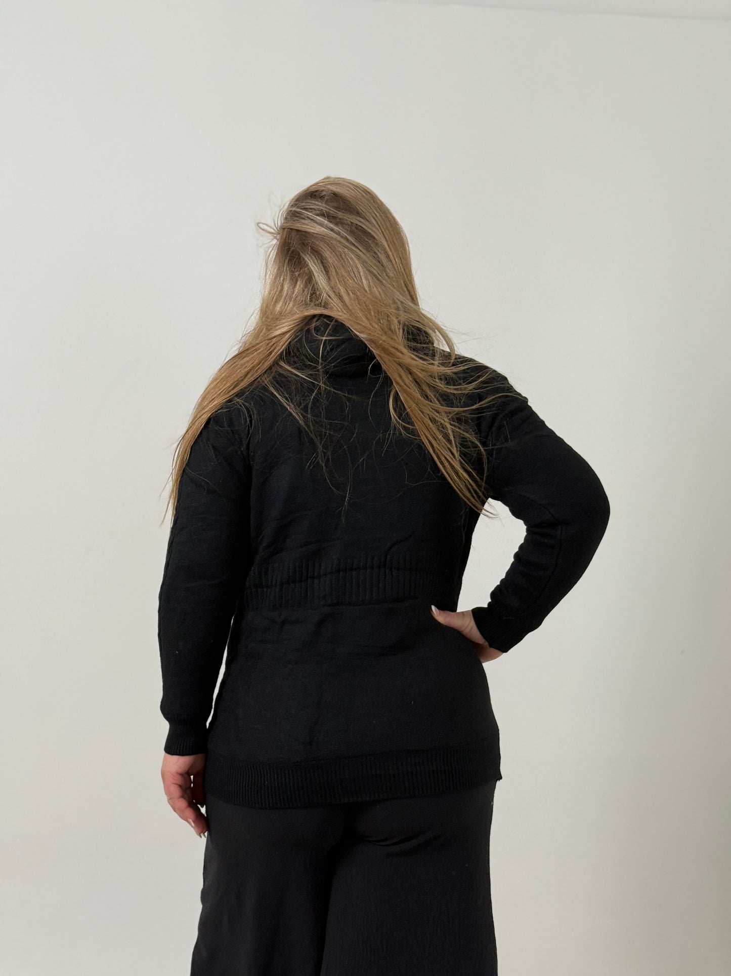 Campera Tejida Negra con Cierre y Capucha – Cómoda y Abrigada