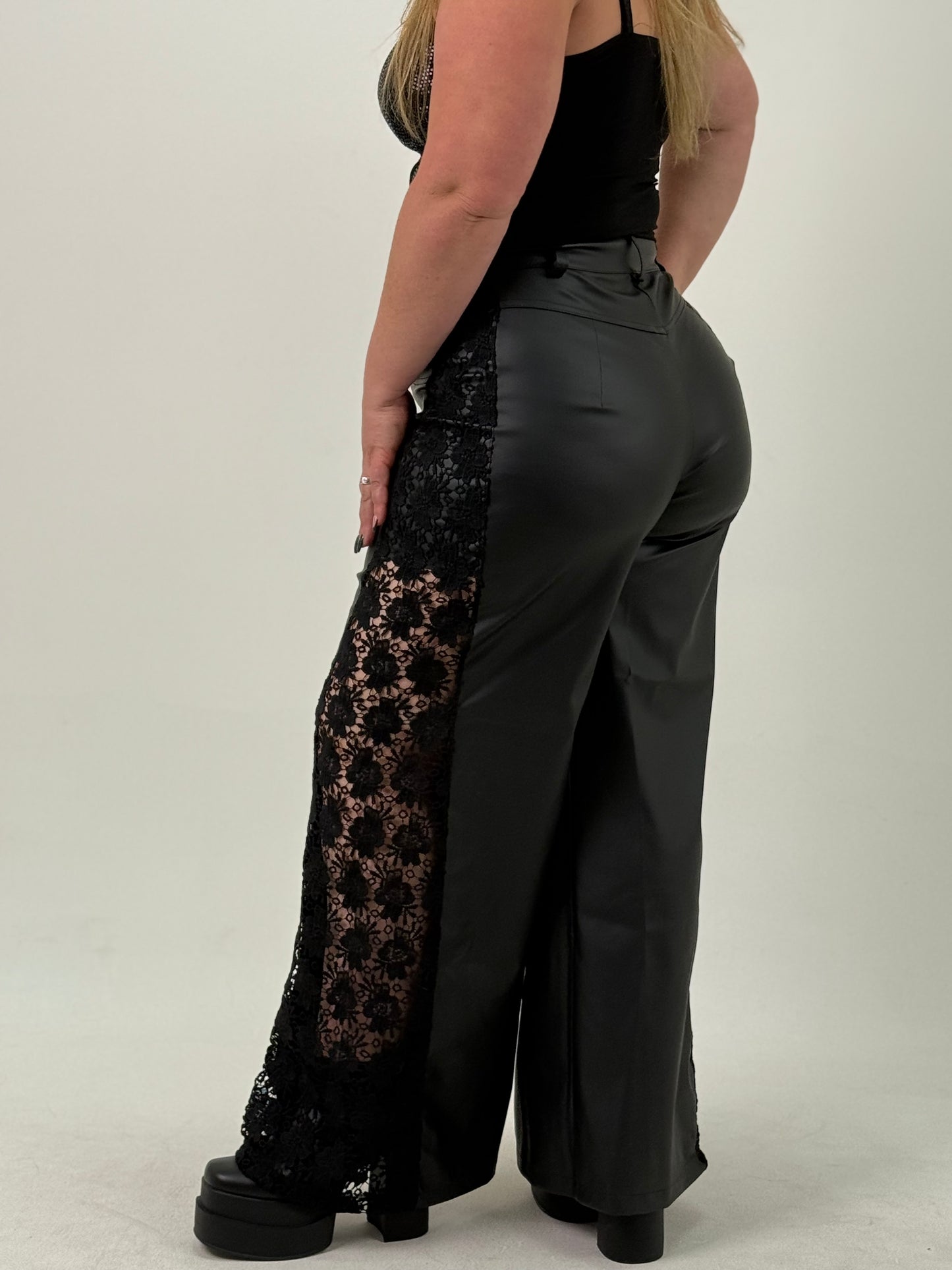 Pantalón de Cuero y Encaje