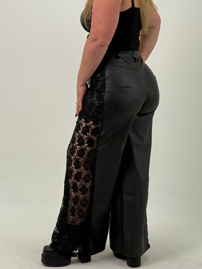 Pantalón de Cuero y Encaje