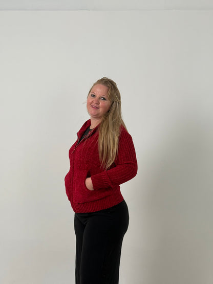 Campera Tejida con Capucha en Tono Rojo – Abrigada y Versátil