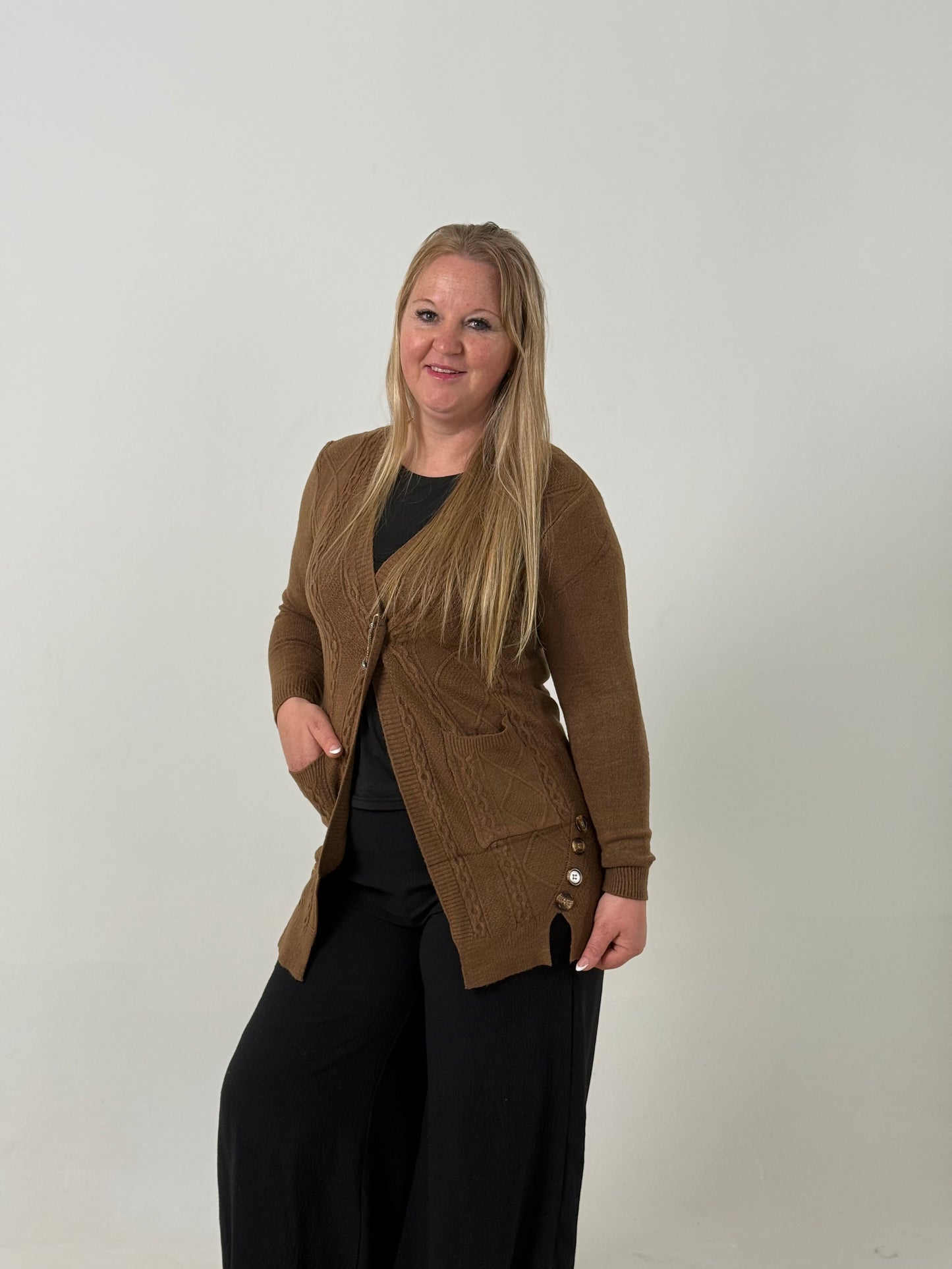 Cardigan Tejido Marron Clásico con Bolsillos – Elegancia y Confort
