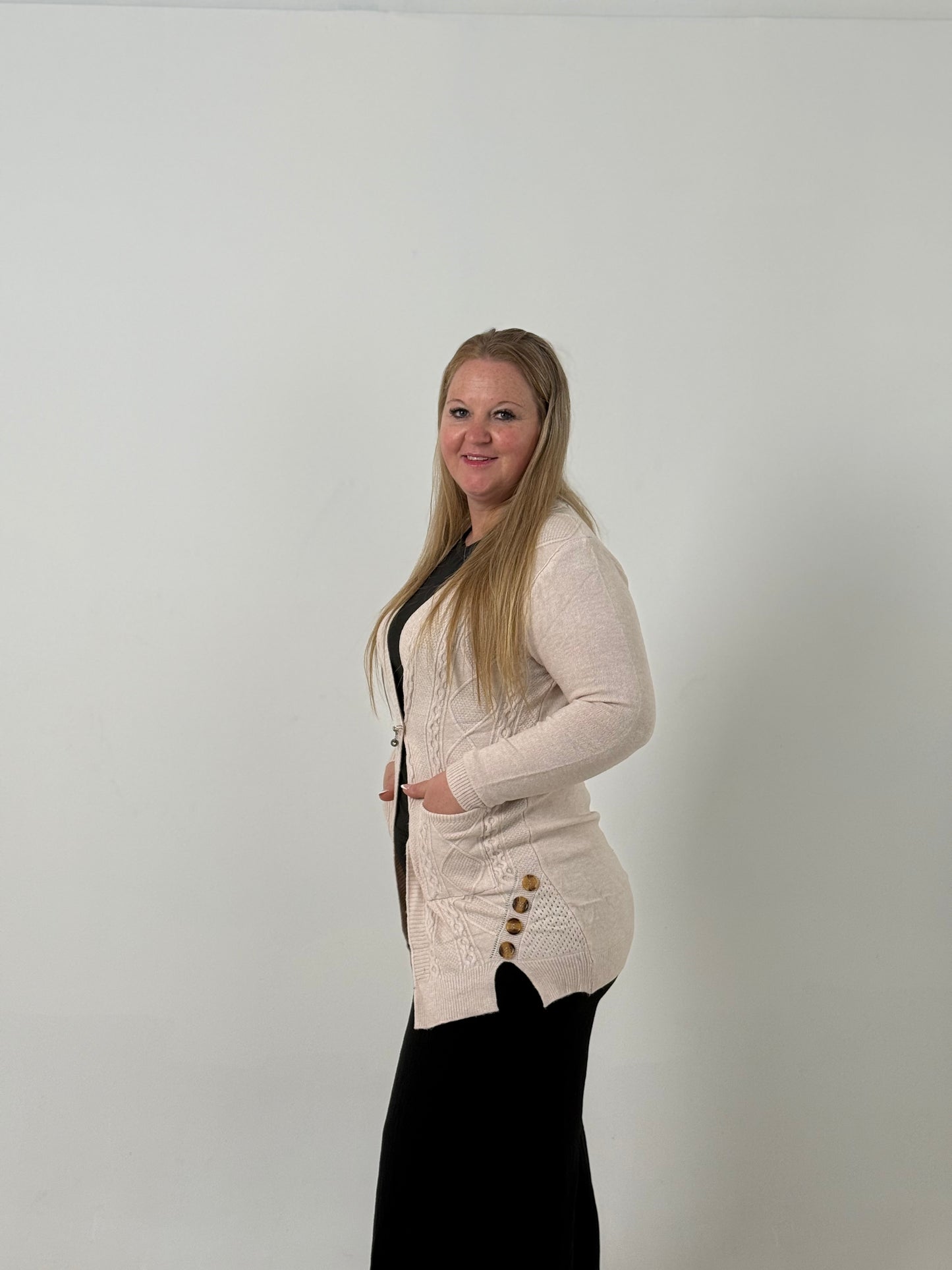 Cardigan Tejido Beige Clásico con Bolsillos – Elegancia y Confort