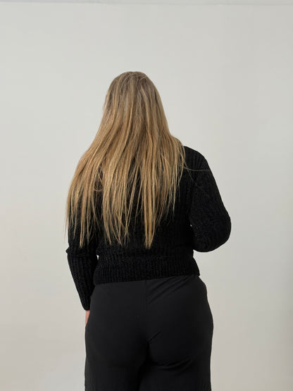 Campera Tejida con Capucha en Tono Negro – Abrigada y Versátil