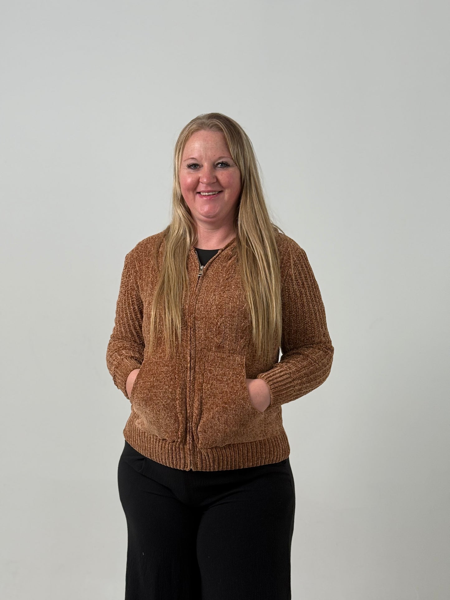 Campera Tejida con Capucha en Tono Marron – Abrigada y Versátil