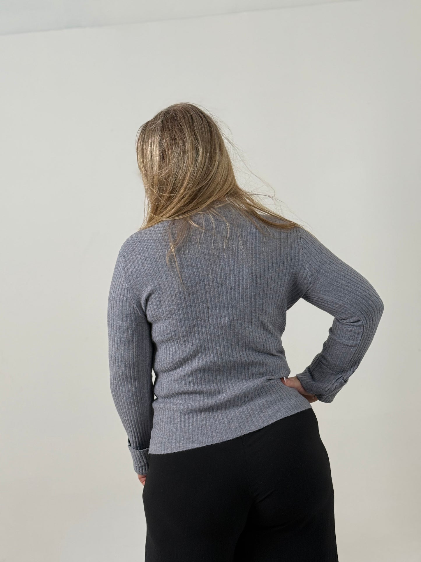 Sweater Tejido Morley en Tono Gris– Básico Elegante y Versátil