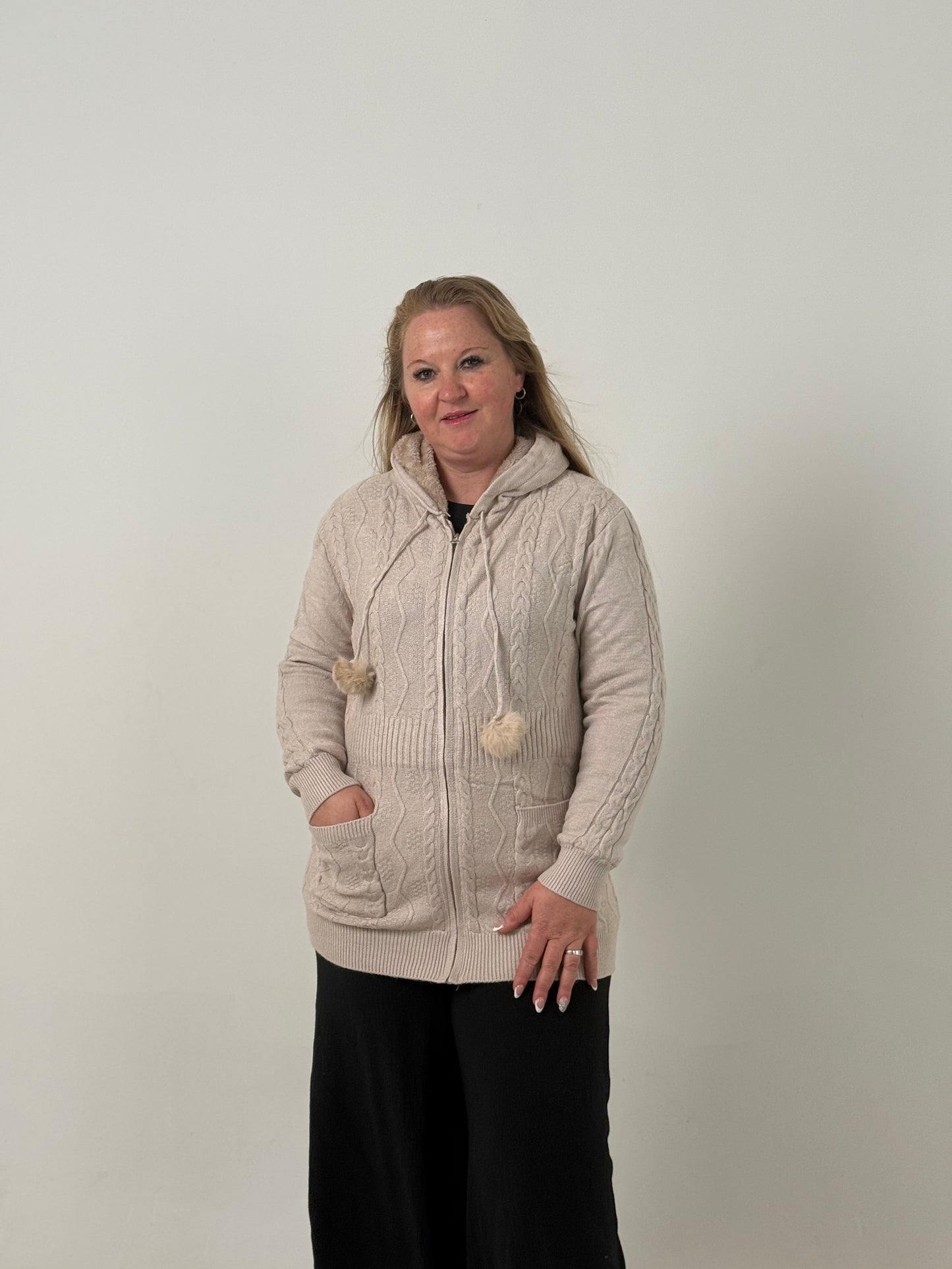 Campera Tejida Beige con Cierre y Capucha – Cómoda y Abrigada