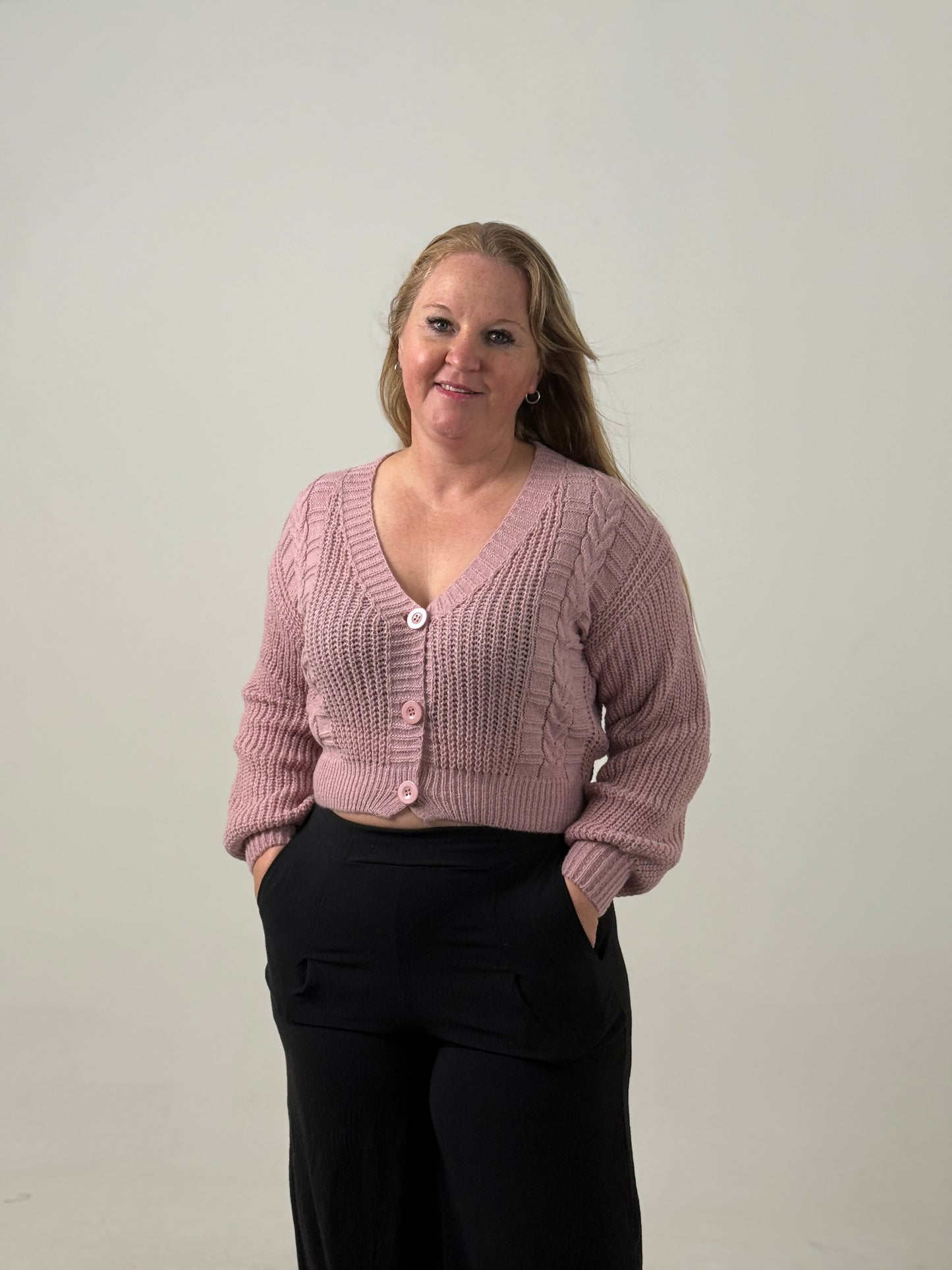 Cardigan Crop Tejido con Botones – Moderno y Súper Canchero