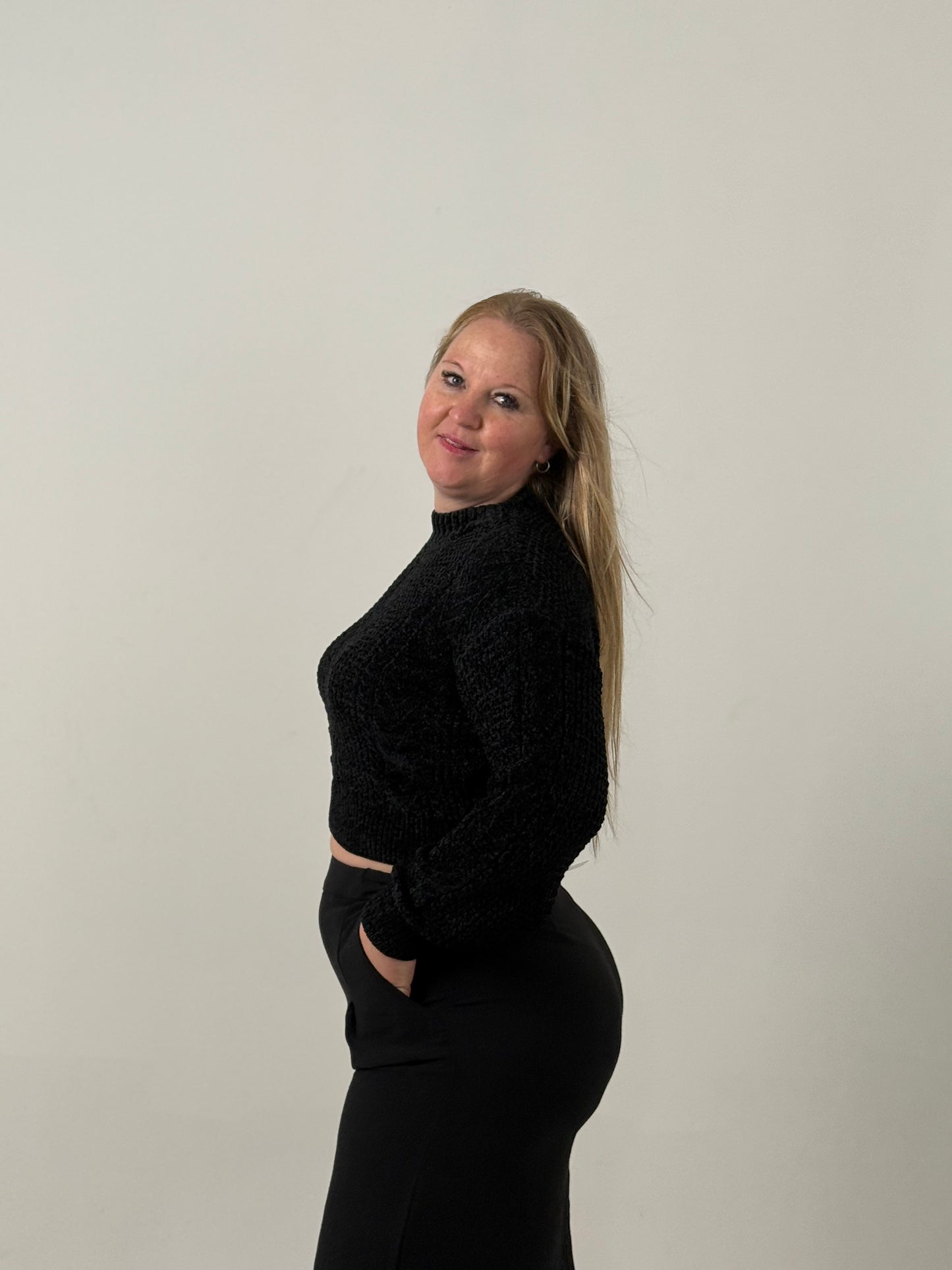 Sweater Tejido Cuello Alto en Tono Negro – Elegante y Súper Abrigado