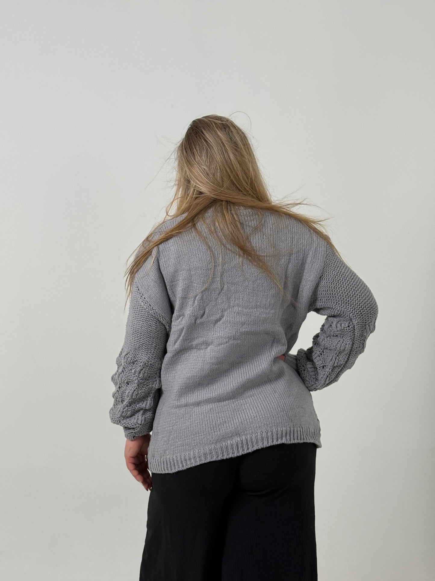 Cardigan Tejido Gris con Bolsillos – Abrigo Elegante y Cómodo