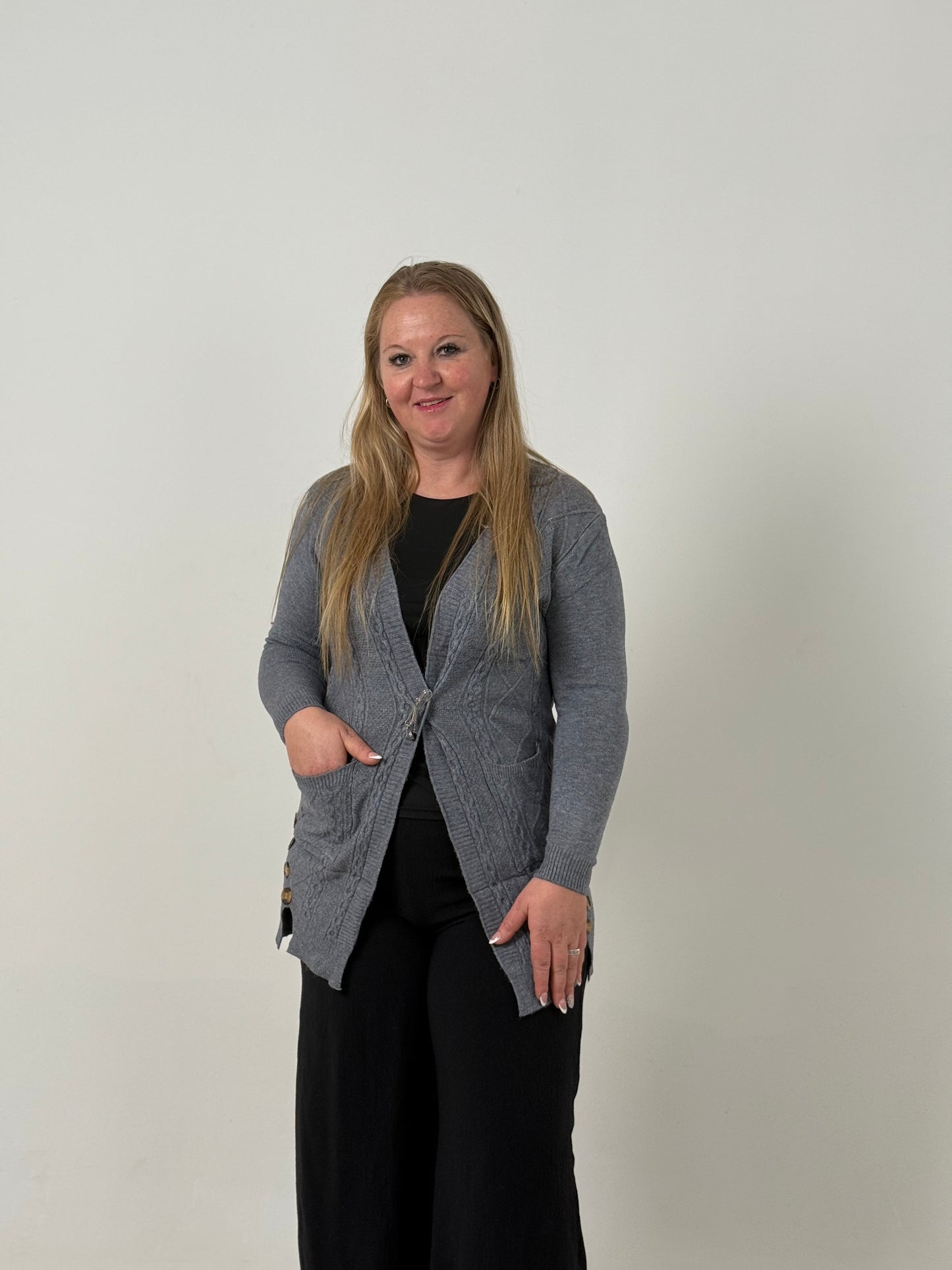 Cardigan Tejido Gris Clásico con Bolsillos – Elegancia y Confort