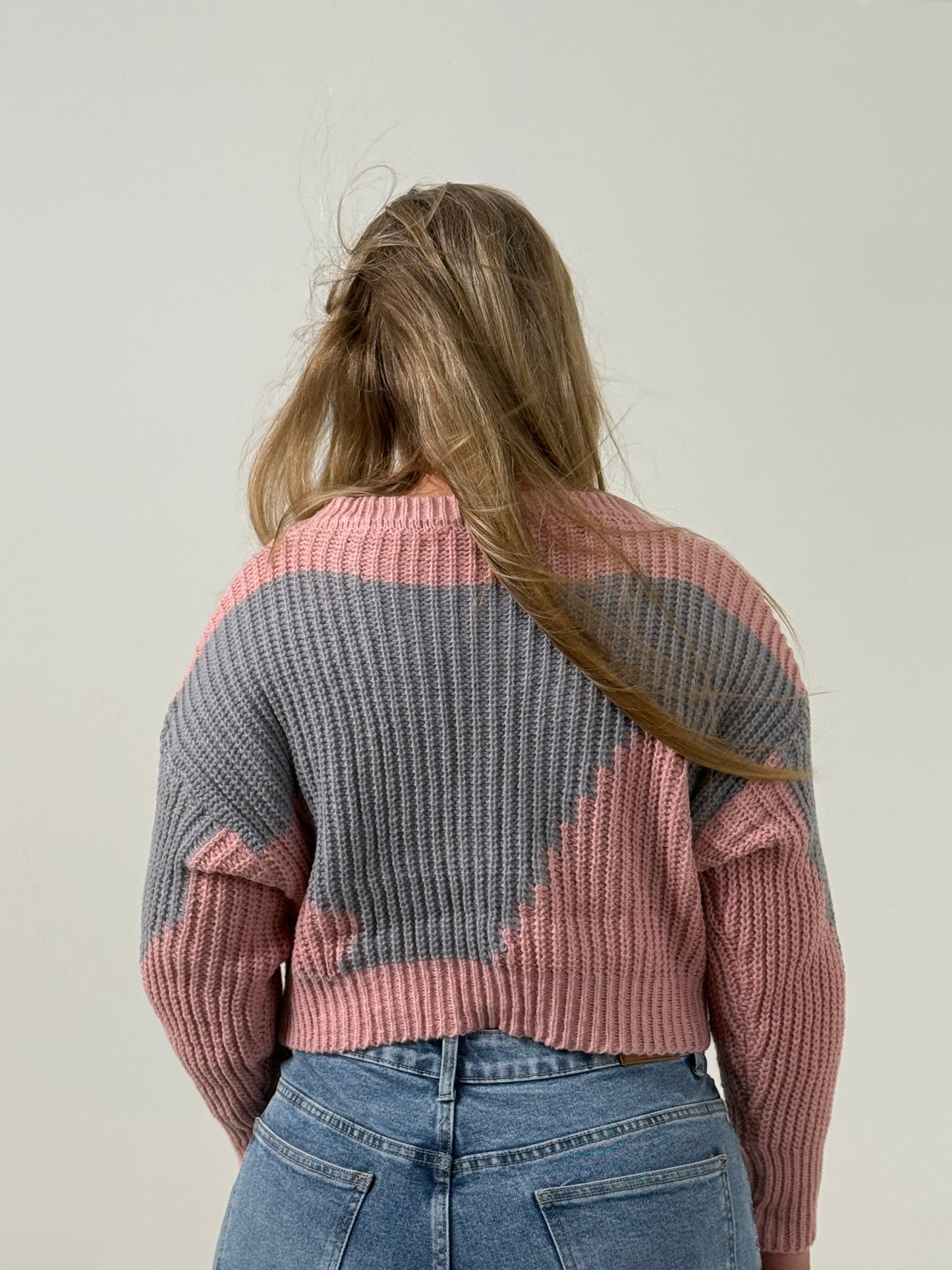 Sweater Crop Tejido Bicolor – Moderno y Súper Canchero