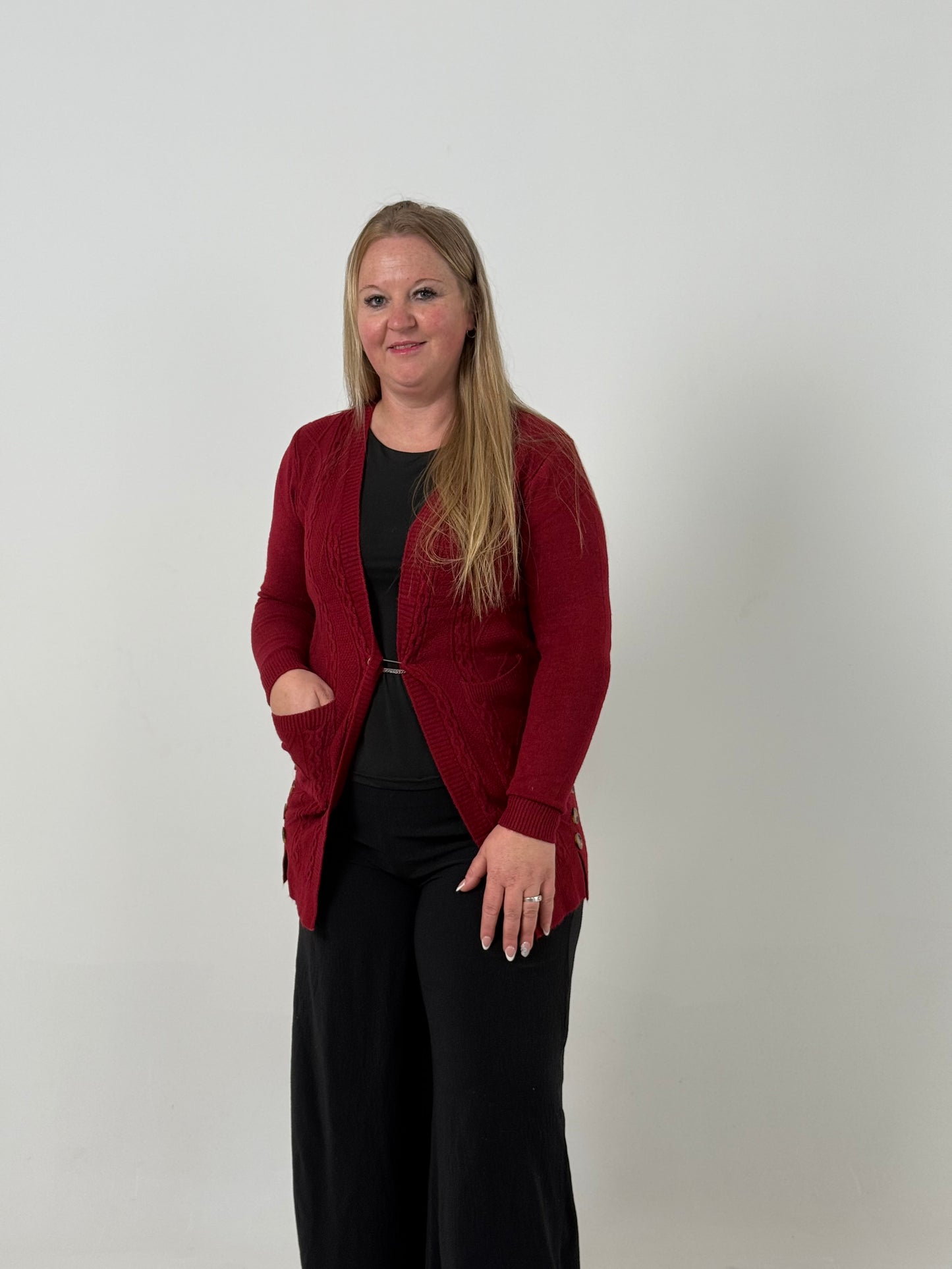 Cardigan Tejido Rojo Clásico con Bolsillos – Elegancia y Confort