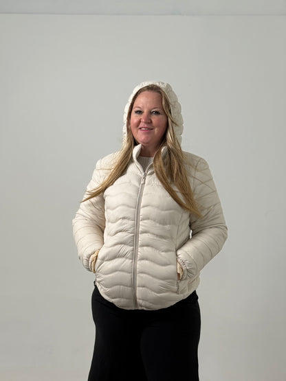 Campera Puffer con Capucha – Súper Abrigada y Liviana