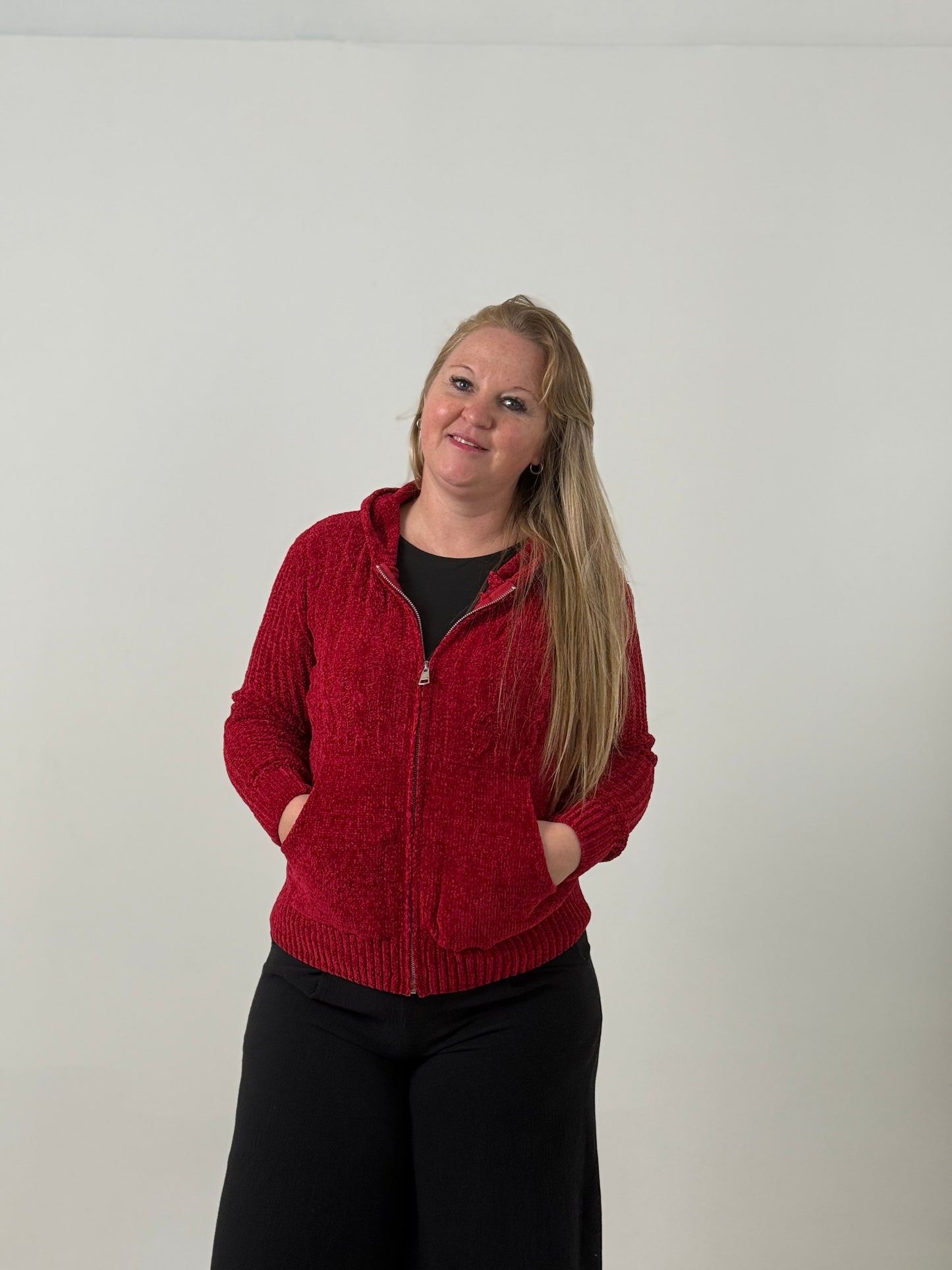 Campera Tejida con Capucha en Tono Rojo – Abrigada y Versátil