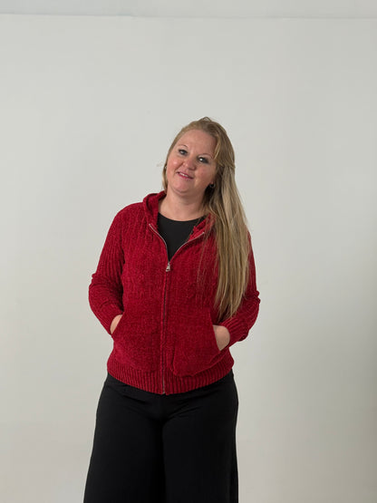 Campera Tejida con Capucha en Tono Rojo – Abrigada y Versátil