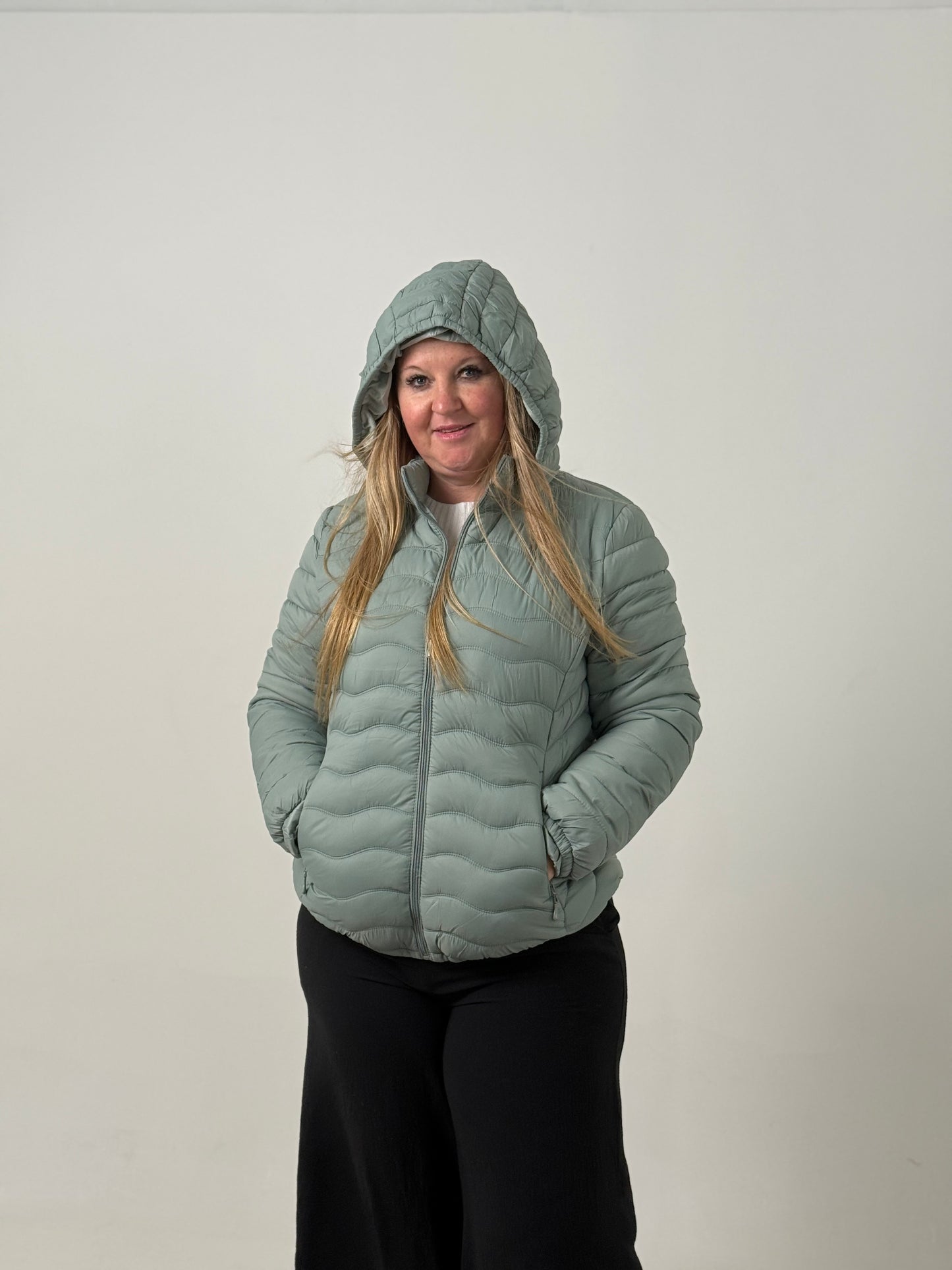 Campera Puffer con Capucha – Súper Abrigada y Liviana