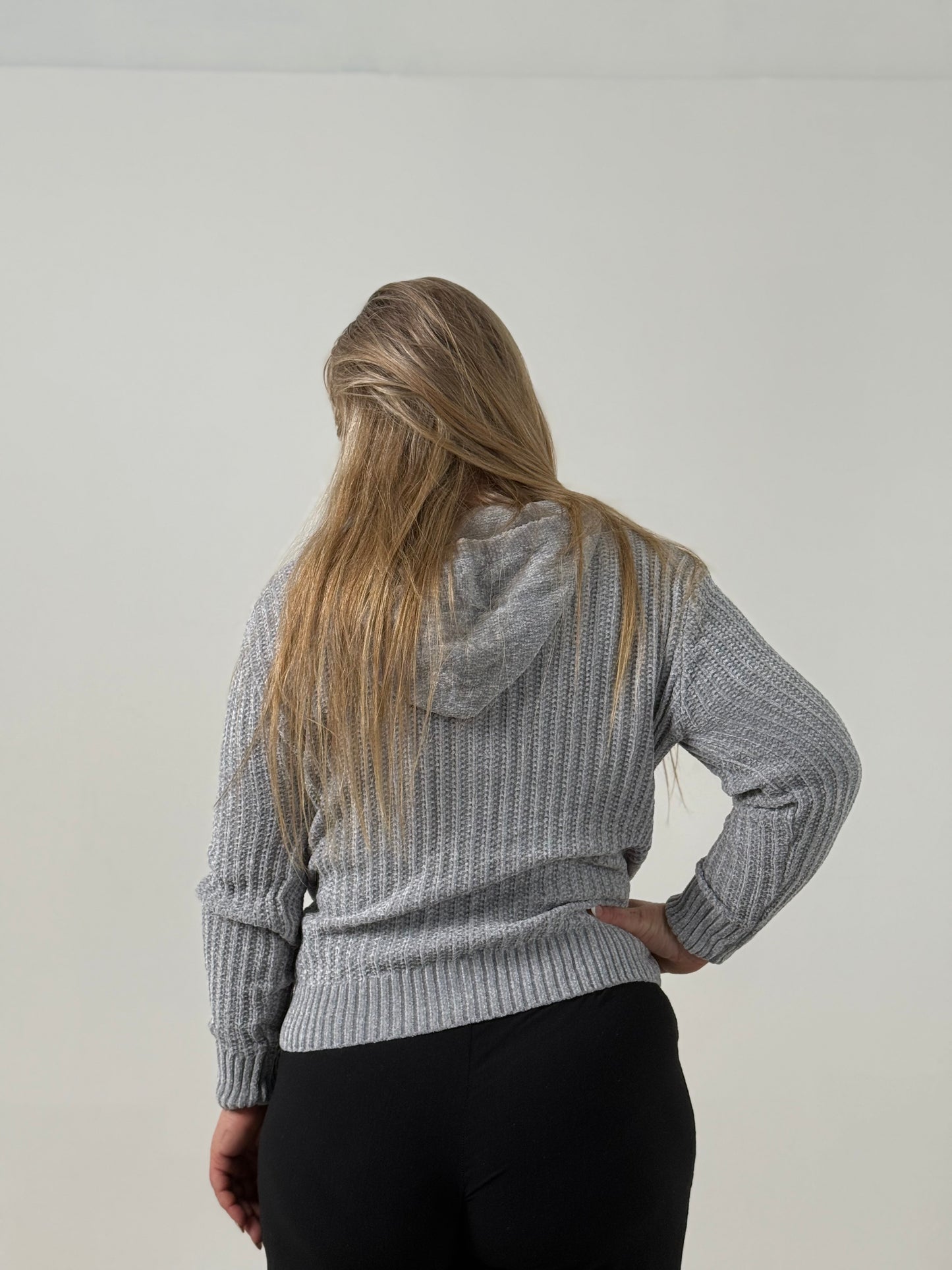 Campera Tejida con Capucha en Tono Gris – Abrigada y Versátil
