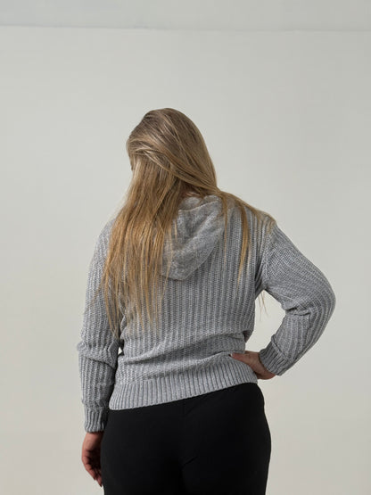 Campera Tejida con Capucha en Tono Gris – Abrigada y Versátil