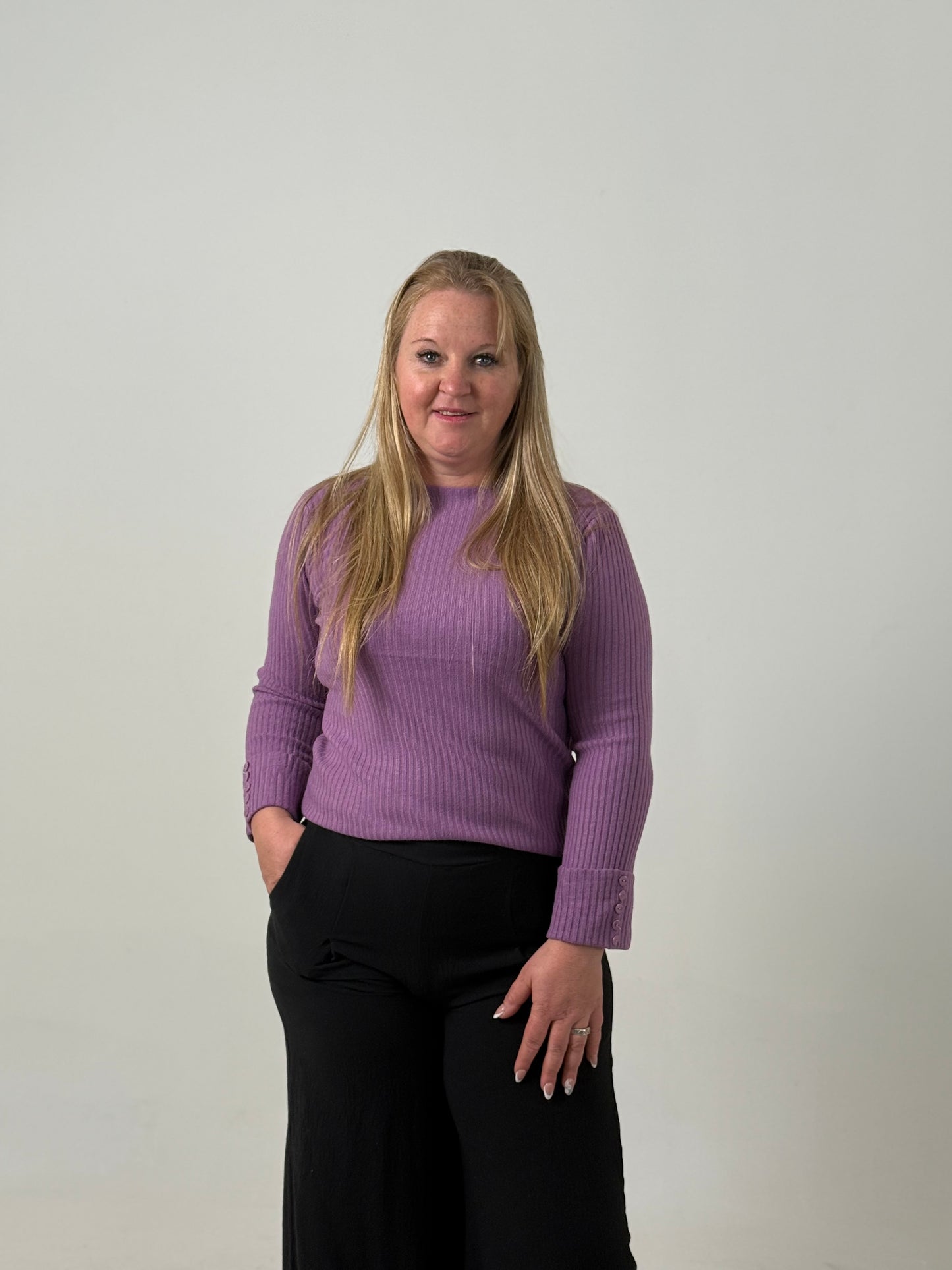 Sweater Tejido Morley en Tono Violeta – Básico Elegante y Versátil
