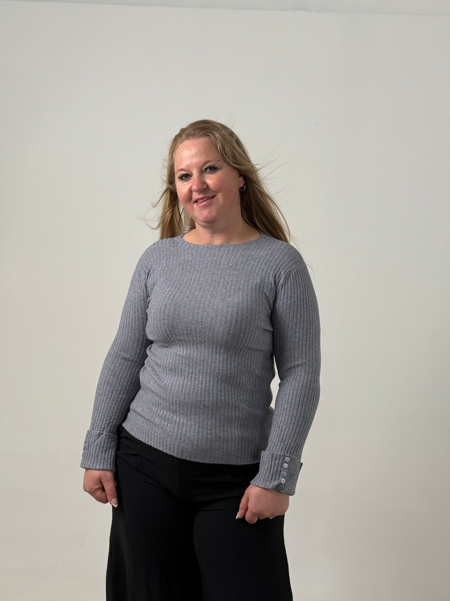 Sweater Tejido Morley en Tono Gris– Básico Elegante y Versátil