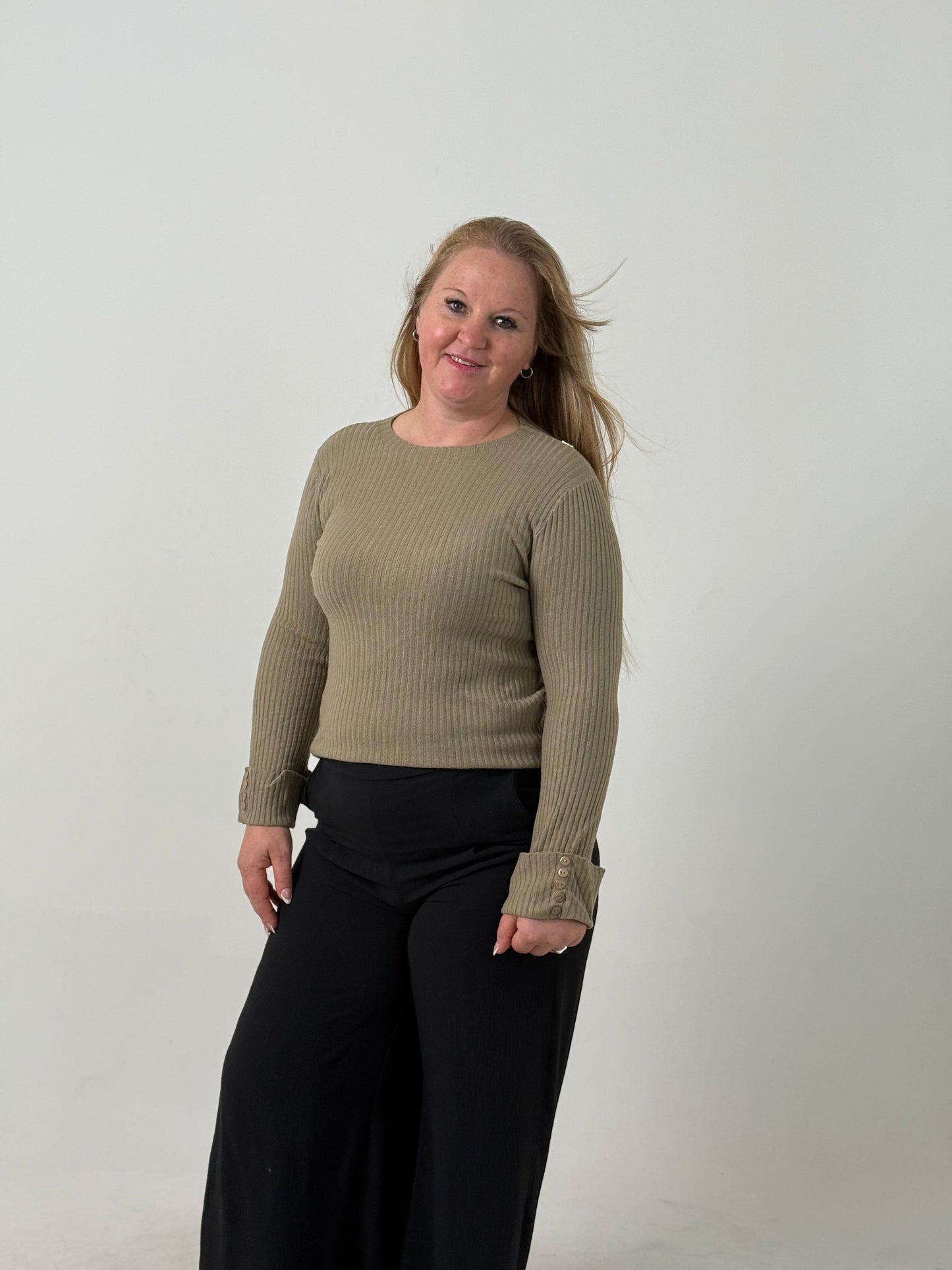 Sweater Tejido Morley en Tono Verde Oliva – Básico Elegante y Versátil