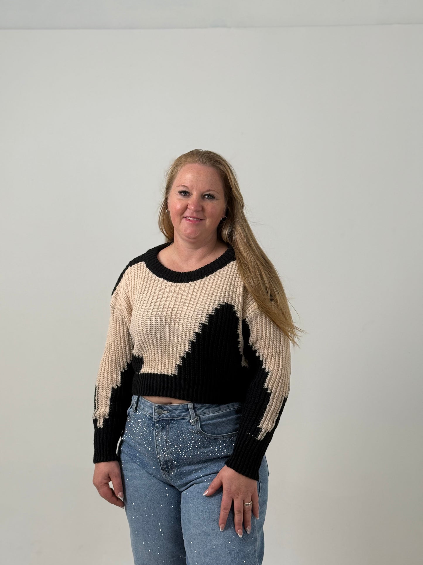 Sweater Crop Tejido Bicolor – Moderno y Súper Canchero