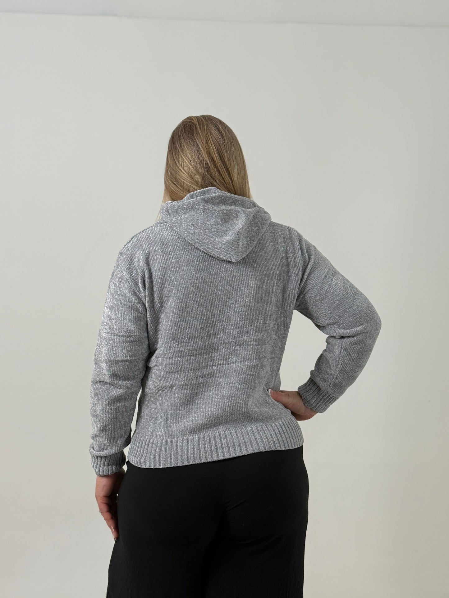 Buzo Tejido con Capucha Gris – Abrigado y Súper Cómodo