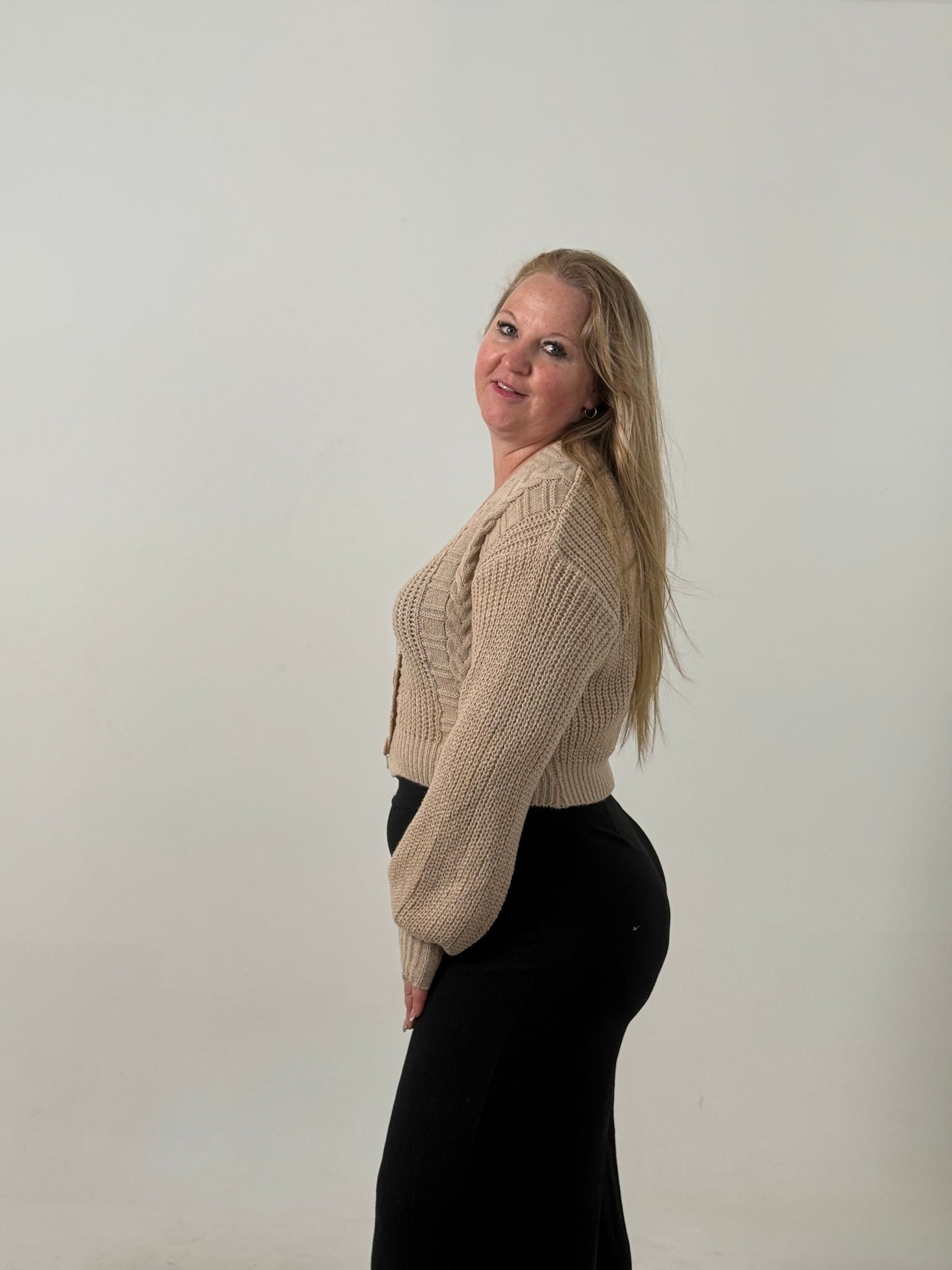 Cardigan Crop Tejido con Botones – Moderno y Súper Canchero